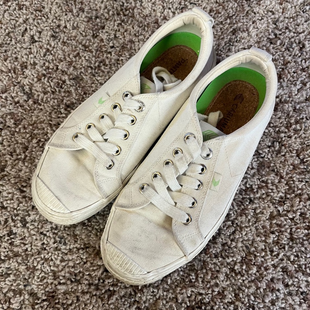 Cariuma Low Top Canvas Sneakers